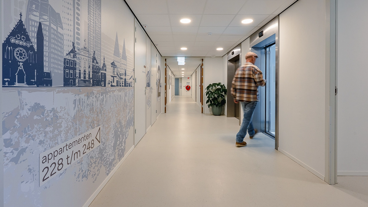Saffier Groep - De Baton - Sphera homogeen vinyl in de kleur Linen in de gangen
